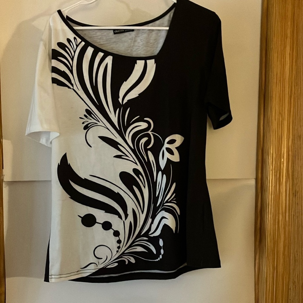 Noracora Women’s Black/White Unique Design Short Sleeve Size L PulloverTop EUC